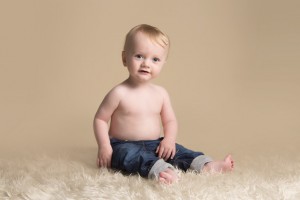 8 month old baby milestone sitting
