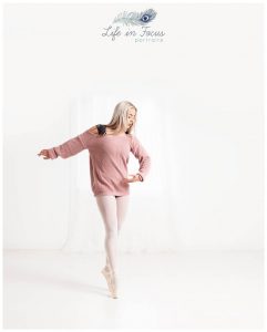 ballet dancer en pointe studio session Life in Focus Portraits dance photography Helensburgh Argyll and Bute